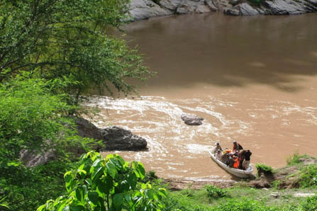 Foto de una lancha en el Rio Yaqui en Nayarit