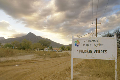 La entrada del pueblo de un letrero que dice Piedras Verdes, Alamos, Pueblo Mágico.