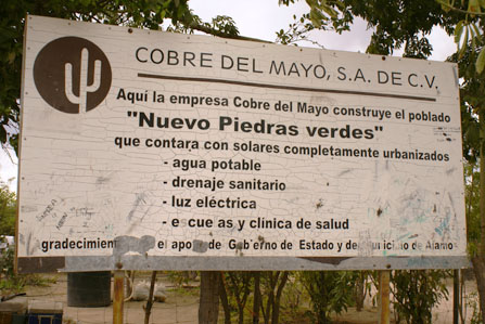 Foto que describe los servicios con que contarán el nuevo pueblo, prometidos por la compañia minera.