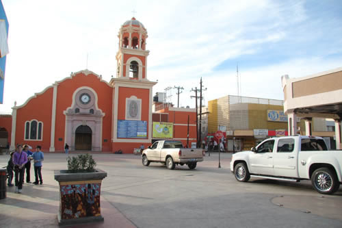 Foto de la calle, coches y edificios en Guaymas, Sonora