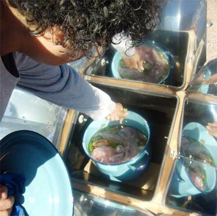 Foto de comida en un banco de hornos solares.