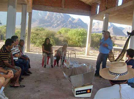 Foto de un grupo de gente sentada durante un taller sobre el uso de los hornos solares