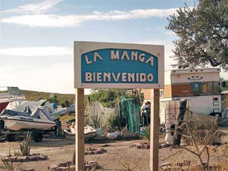 Foto de un letrero que dice La Manga, Bienvenido. En Guaymas, Sonora.