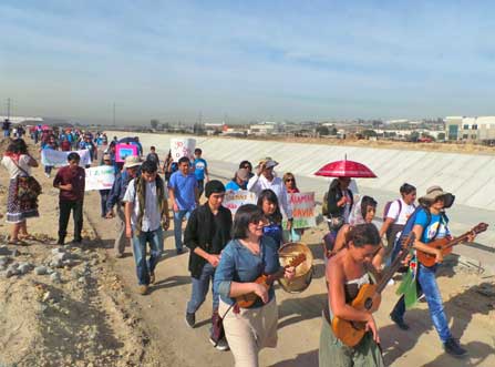 Los ciudadanos manifiestan a lado del canal en Tijuana