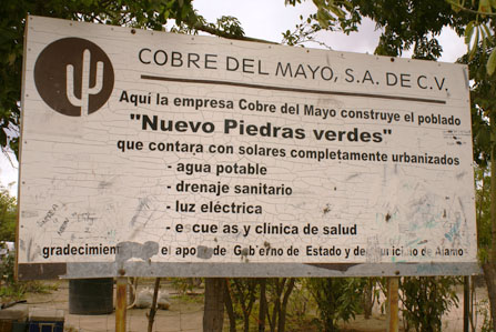 Foto que describe los servicios con que contarán el nuevo pueblo, prometidos por la compañia minera. 