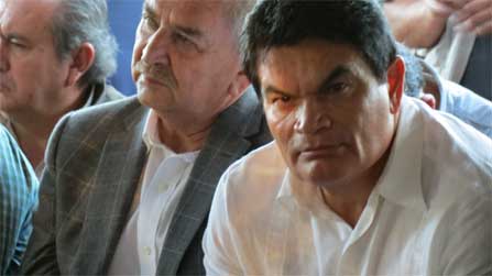 Foto de Mario López Váldes, el gobernador del estado de Sinaloa en una reunión con la tribu Yaqui.