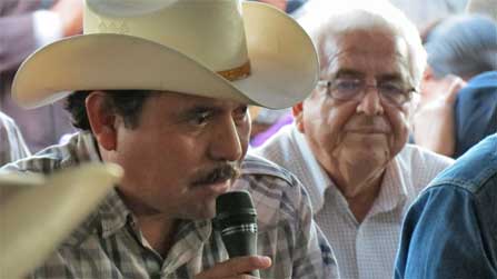 Foto de Mario Luna, el vocero de los gobernadores de la tribu Yaqui, que habla en una reunión